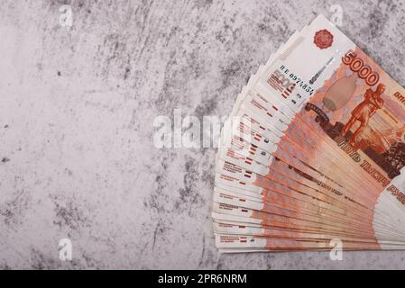Billets en monnaie russe de cinq mille roubles, arrière-plan. Banque D'Images