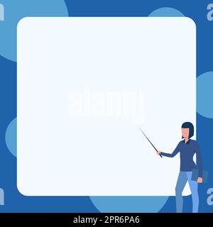 Une dame tient le carnet tout en pointant le bâton dans un tableau blanc vierge. Banque D'Images