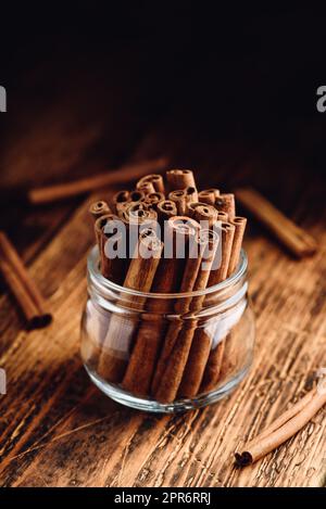 Bâtons de cannelle dans un pot en verre Banque D'Images