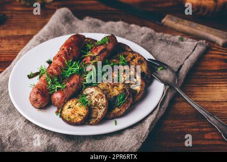 Saucisses de porc cuites au four avec tranches d'aubergines Banque D'Images