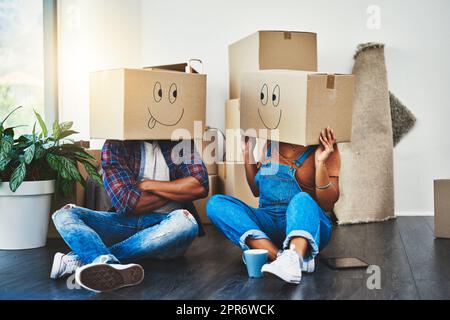 Tous heureux qu'ils se trouvent à leur nouvel endroit. Photo d'un couple méconnaissable en déplacement. Banque D'Images