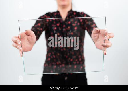 Femme professionnelle portant un T-shirt fleuri tenant un verre transparent et affichant des données de vente importantes. Femme avec bannière rectangulaire faisant la promotion de la marque de l'entreprise. Banque D'Images