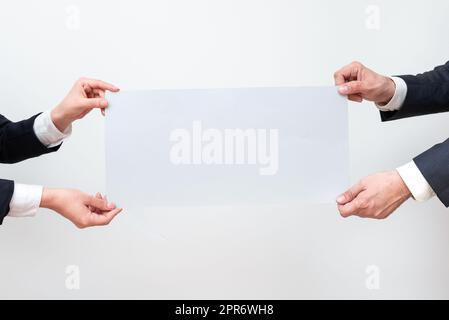 L'équipe commerciale détient des informations importantes sur la bulle de discours des deux côtés. Les cadres présentent des messages essentiels sur le ballon de dialogue. Homme et femme montrant des idées récentes. Banque D'Images