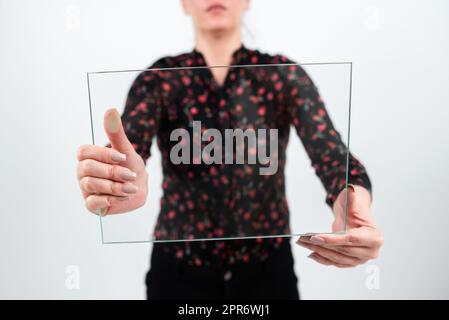 Femme professionnelle portant un T-shirt fleuri tenant un verre transparent et affichant des données de vente importantes. Femme avec bannière rectangulaire faisant la promotion de la marque de l'entreprise. Banque D'Images