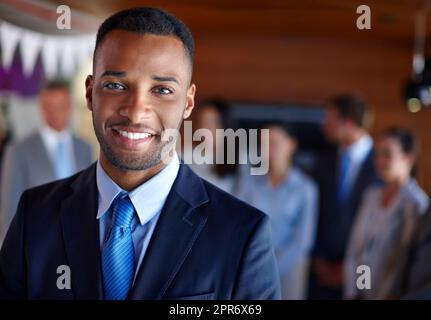 L'attitude reflète un véritable leadership. Photo d'un homme d'affaires confiant devant son équipe au bureau. Banque D'Images
