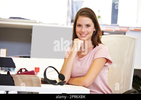 Shes le visage de l'entreprise. Portrait court d'une jeune femme d'affaires assise à son bureau. Banque D'Images