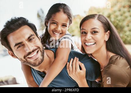 Aucun temps n'est plus spécial que le temps en famille. Photo d'une jeune famille de trois personnes qui passe un certain temps de qualité ensemble. Banque D'Images