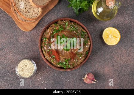 Baba ganoush Levantine cuisine hors-d'œuvre de l'aubergine cuite au four avec persil, ail et huile d'olive, vue du dessus Banque D'Images