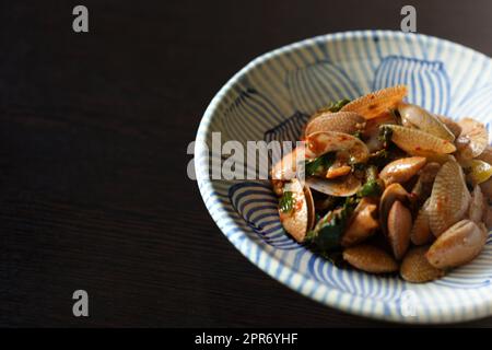 Remuez les palourdes frites avec de la pâte de Chili rôtie , de style THAÏ Banque D'Images