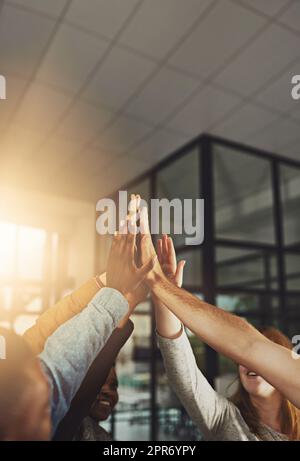 Touchez heures ne durent pas, mais touchez équipes. Photo d'un groupe de collègues qui se donnent un haut cinq. Banque D'Images