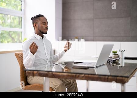 Méditation Yoga pour les employés africains en santé mentale Banque D'Images