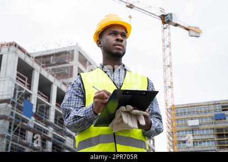 Travailleur de l'inspection OSHA sur le chantier de construction Banque D'Images