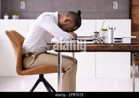 Bannière d'un homme d'affaires africain fatigué qui dormait Banque D'Images