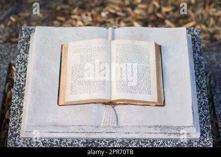 Bénédictions éternelles de la bible. Photo d'une pierre tombale dans un cimetière. Banque D'Images