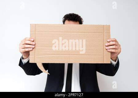 Homme d'affaires tenant la bulle du discours avec des messages importants. Homme en costume présentant des informations sur le ballon de dialogue. Gentleman montrant les dernières mises à jour sur papier. Banque D'Images