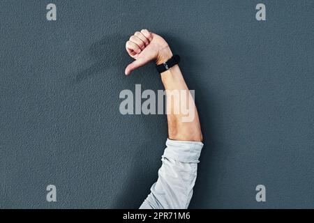 Exprimez-vous. Photo studio d'un homme méconnaissable en levant la main sur un fond gris. Banque D'Images