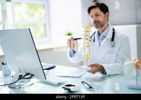 Médecin orthopédiste médecin montrant l'articulation squelettique Banque D'Images