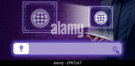 Affichage du globe graphique et de la broche de navigation avec flèche sur le chargement pour la tablette de maintien professionnelle masculine . Homme portant une combinaison avec coussin Introduction au système de positionnement global. Banque D'Images