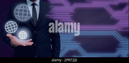 Homme d'affaires présentant S en main et présentant des messages importants. Homme en costume Affichage de différents symboles au-dessus de Palm et informations crutiales sur le côté. Banque D'Images