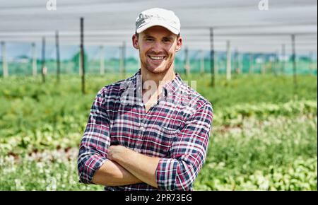 L'agriculture a toujours été dans mon sang. Portrait d'un jeune fermier beau posant à l'extérieur sur sa ferme. Banque D'Images