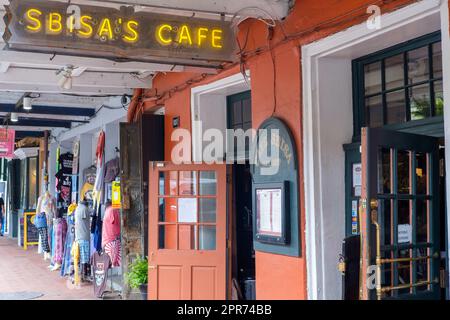 LA NOUVELLE-ORLÉANS, LA, États-Unis - 23 AVRIL 2023 : café historique Sbisa sur Decatur Street dans le quartier français Banque D'Images