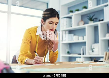 La vie consiste à utiliser toute la boîte de crayons. Photo courte d'un jeune designer de mode dans son atelier. Banque D'Images