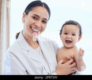 Son médecin favori. Photo d'un pédiatre examinant un bébé dans une clinique. Banque D'Images