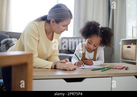 Prendre le temps de la connaître. Photo d'une petite fille qui dessine dans un bureau de psychologues. Banque D'Images