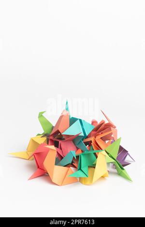 La créativité rend la vie plus colorée. Photo studio d'un tas d'oiseaux d'origami colorés. Banque D'Images