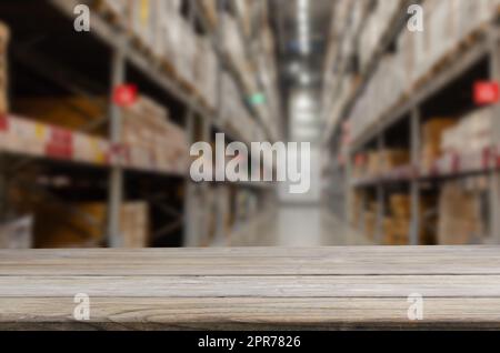 tablette de table en bois comptoir de produit blanc bon flou entrepôt usine de fret intérieur d'entreprise vitrine. Banque D'Images