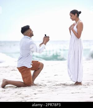 Serez-vous ma femme ? Photo d'un beau jeune homme proposant à sa petite amie sur la plage. Banque D'Images
