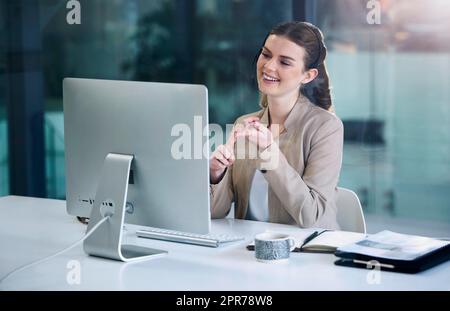 Connaissance du fonctionnement interne de la société et des produits à vendre. Photo d'un jeune agent de centre d'appels travaillant sur un ordinateur dans un bureau. Banque D'Images