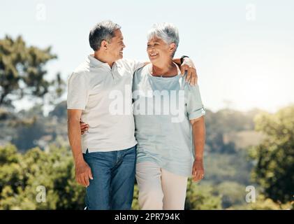 Nous allons parcourir le voyage de la vie ensemble. Photo d'un couple senior qui passe du temps ensemble dans la nature. Banque D'Images