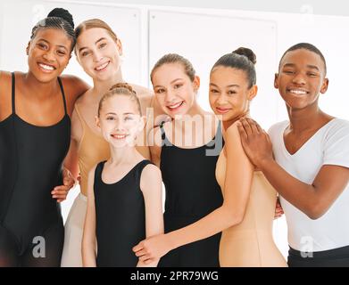 Des amis pour toujours dans la vie et le ballet. Un groupe de jeunes danseurs de ballet qui s'amusent dans un studio de danse. Banque D'Images