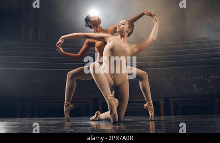 Il y a des raccourcis vers le bonheur, la danse est l'une d'entre elles. Deux danseurs de ballet pratiquant une routine sur une scène. Banque D'Images