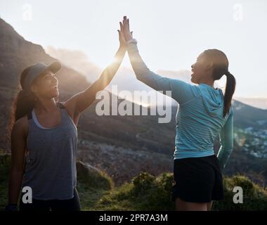 Vous avez passé un excellent moment aujourd'hui. Deux amis ont fait leur plein de fiancé après une course. Banque D'Images