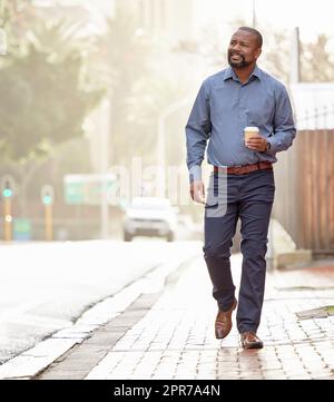 Prenez de l'air frais. Un homme mature à l'extérieur de la ville. Banque D'Images