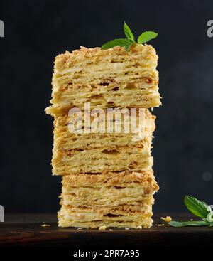 Une pile de tranches de tarte Napoléon cuites à la crème. Pâte feuilletée, délicieux dessert Banque D'Images