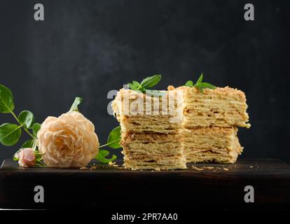 Une pile de tranches de tarte Napoléon cuites à la crème. Pâte feuilletée, délicieux dessert Banque D'Images