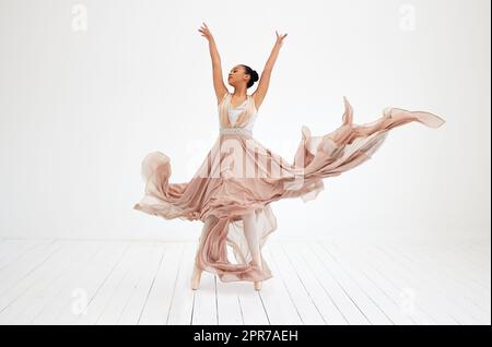 Rien que la danse. Prise de vue en longueur d'une jolie ballerine féminine pratiquant dans son studio de danse. Banque D'Images