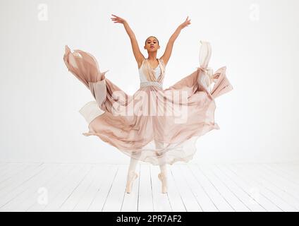 Où la magie se produit. Prise de vue en longueur d'une jolie ballerine féminine pratiquant dans son studio de danse. Banque D'Images