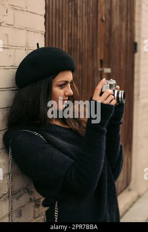 femme tenant un appareil photo rétro et prenant une photo Banque D'Images