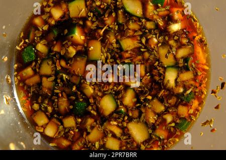 Sauce soja dans un bol en verre avec quelques légumes. Banque D'Images