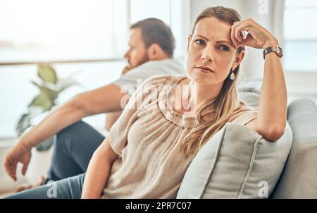 Une jeune femme se sentant frustrée et agacée après un débat avec son mari. Une femme se sentant loin après les combats en raison de problèmes de mariage. Une situation négative qui pourrait se terminer par un divorce Banque D'Images