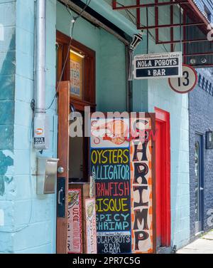 NOUVELLE-ORLÉANS, LA, États-Unis - 23 AVRIL 2023 : entrée au bar et bar Nola Poboys sur Frenchmen Street dans le quartier de Marigny Banque D'Images