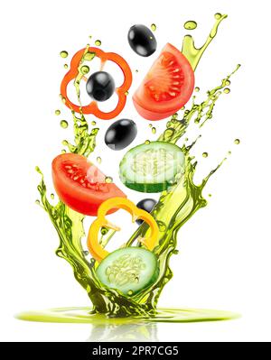 Ingrédients de salade, tranches de concombre, tomate, poivre et olives noires tombant dans une éclaboussure d'huile d'olive isolée sur blanc Banque D'Images