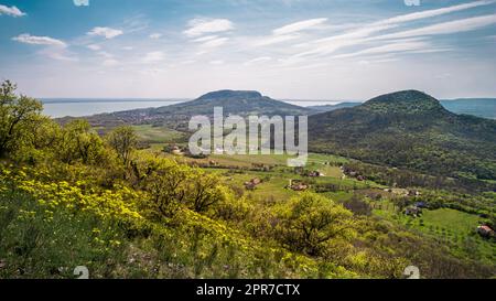 Colline de Badacsony et colline de Gulács au printemps, région viticole de Badacsony avec le lac Balaton à l'arrière-plan de la colline de Tóti Banque D'Images