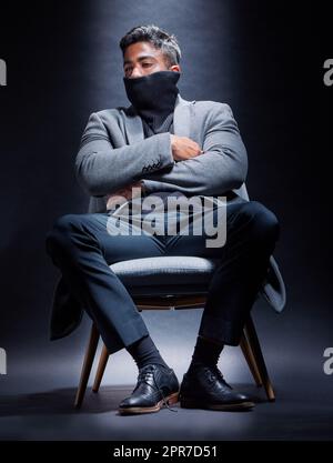 Il sait tout sur le style. Photo en studio d'un jeune homme beau et à la mode qui se pose sur un fond sombre. Banque D'Images