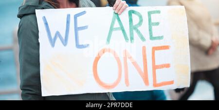 Unis nous sommes. Le Cap, Afrique du Sud - des manifestants méconnus de 2 octobre 2021 ont fait des signes lors d'une manifestation. Banque D'Images