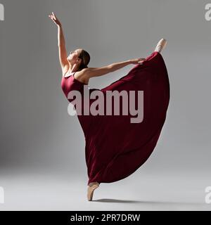 Vive la danse. Plein d'une belle jeune danseuse de ballet qui répète dans un studio de danse. Banque D'Images